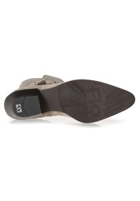 Botte cheville en suède gris avec un design courbé lisse, un petit talon bloc et une semelle en caoutchouc à motifs avec un détail de logo.