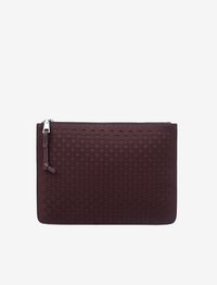 Donkerbruine leren clutch met geweven textuur, rechthoekige vorm en ritssluiting met een leren trekband op een effen achtergrond.