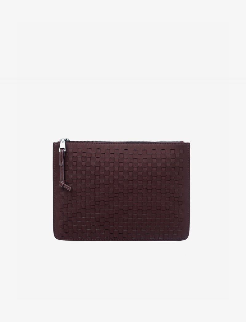Donkerbruine leren clutch met geweven textuur, rechthoekige vorm en ritssluiting met een leren trekband op een effen achtergrond.