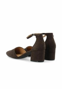 Scarpe con tacco in suede marrone, con punta arrotondata, cinturino alla caviglia e tacco largo. Presentano un design con ritagli sui lati.