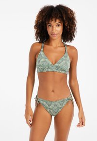 Zielony bikini w wzory, składający się z trójkątnego biustonosza i regulowanych majtek z wiązaniem po bokach, z misternymi wzorami i gładką teksturą.