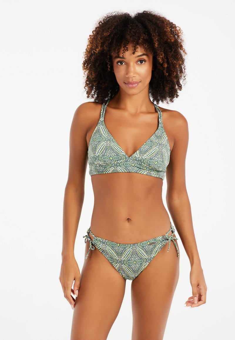 Zielony bikini w wzory, składający się z trójkątnego biustonosza i regulowanych majtek z wiązaniem po bokach, z misternymi wzorami i gładką teksturą.