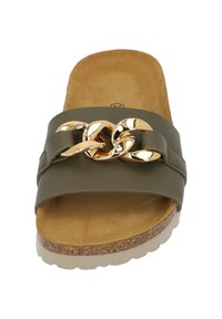 Grön halksandal med en bred rem och ett guldkedjeakcent, en texturerad fotbädd och en ljus korksula.