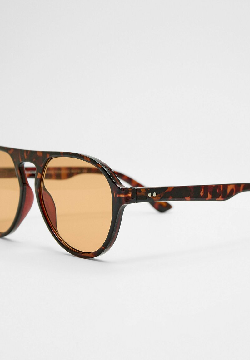 Stradivarius brown aviator-style sunglasses Stradivarius Stradivarius aviator sunglasses in brown  main image 4