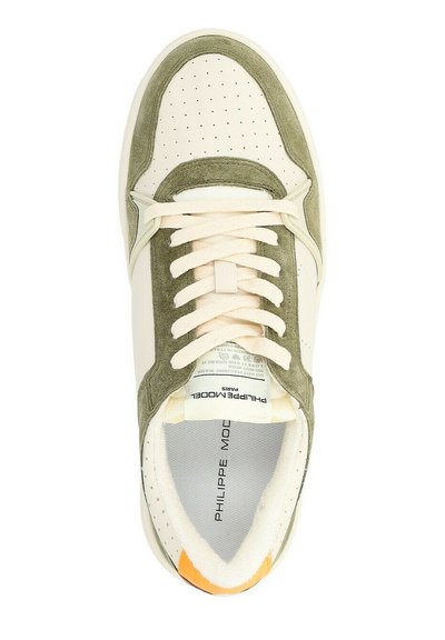 Sneaker bianca e verde oliva con tomaia in pelle forata, dettagli in suede, lacci piatti crema e tab sul tallone arancione; presenta il logo sulla linguetta.