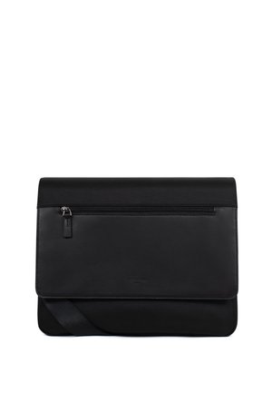 Sac bandoulière rectangulaire noir en cuir et tissu avec poche avant zippée et bandoulière ajustable, design minimaliste.