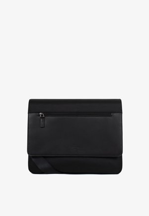 Czarna prostokątna skórzana i materiałowa torba na ramię z przednią kieszenią na zamek oraz regulowanym paskiem na ramię, minimalistyczny design.