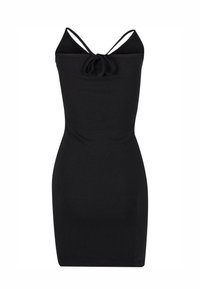 Robe mini noire sans manches avec des bretelles spaghetti réglables, un détail de lien froncé à l'avant, et un tissu lisse et extensible.