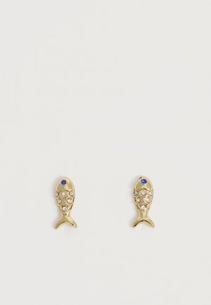 Boucles d'oreilles en forme de poisson doré avec yeux bleus et décorations en cristal clair incrustées sur un fond blanc.