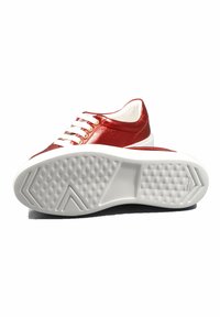 Rote metallische Turnschuhe mit weißen Schnürsenkeln, einem gepolsterten Innenraum und einer strukturierten weißen Gummisohle mit einem Rautenmuster.