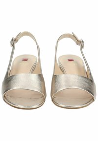 Metallic guld slingback sandaler med en bred tårem og en justerbar spænde. Glat tekstur med en subtil glans og åbent tådesign.