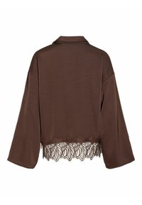 Brun bluse med krage, vide ermer og en blonderkant med blomsterpattern. Materialet er glatt, i kontrast til den strukturerte blonden.