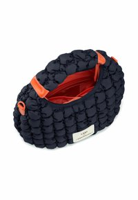 Borsa a tracolla imbottita blu navy con un manico arancione, chiusura con zip e interno rosso. Caratterizzata da un'etichetta con logo sul fronte.