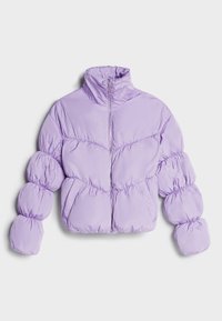 Fioletowa kurtka puchowa z wysokim kołnierzem, zapięciem na zamek oraz dużymi, bufkowymi rękawami. Gładka tekstura z pikowanymi detalami.