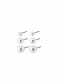 Boucles d'oreilles pendantes en perles blanches disponibles en trois tailles, avec une surface lisse et brillante et des tiges en métal argenté. L'ensemble comprend six pièces au total.