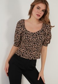 LELA Slim Fit - Camicetta - black lepoard