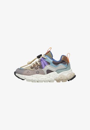 Sneaker multicolore con un mix di materiali tra cui suede e rete, con una suola maculata e un sistema di allacciatura unico.