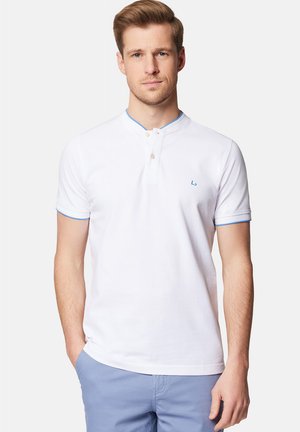 Biała koszulka polo z krótkim rękawem, z guzikowym kołnierzykiem henley, jasnoniebieskimi akcentami na kołnierzyku i rękawach oraz małym logo na piersi.