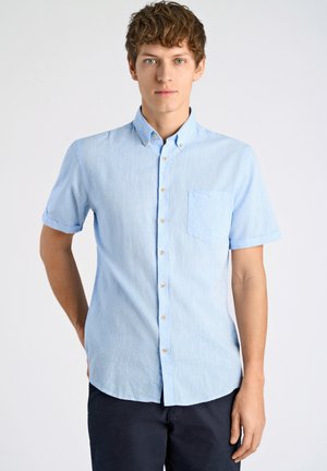 Camisa de botones de manga corta en azul claro con un bolsillo en el pecho, confeccionada en tela texturizada. Presenta un cuello tipo puntiagudo y botones en color marrón claro.