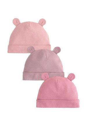 Drie geribbelde beanies in tinten van roze en lavendel, met ronde oortjes bovenop en een opgerolde zoom aan de onderkant.