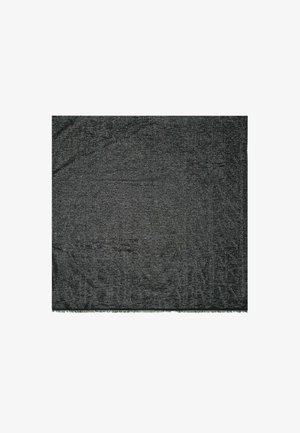 Coperte nera intrecciata con una finitura testurizzata. Presenta bordi frangiati. Il materiale suggerisce calore e durabilità. Forma rettangolare, superficie liscia.