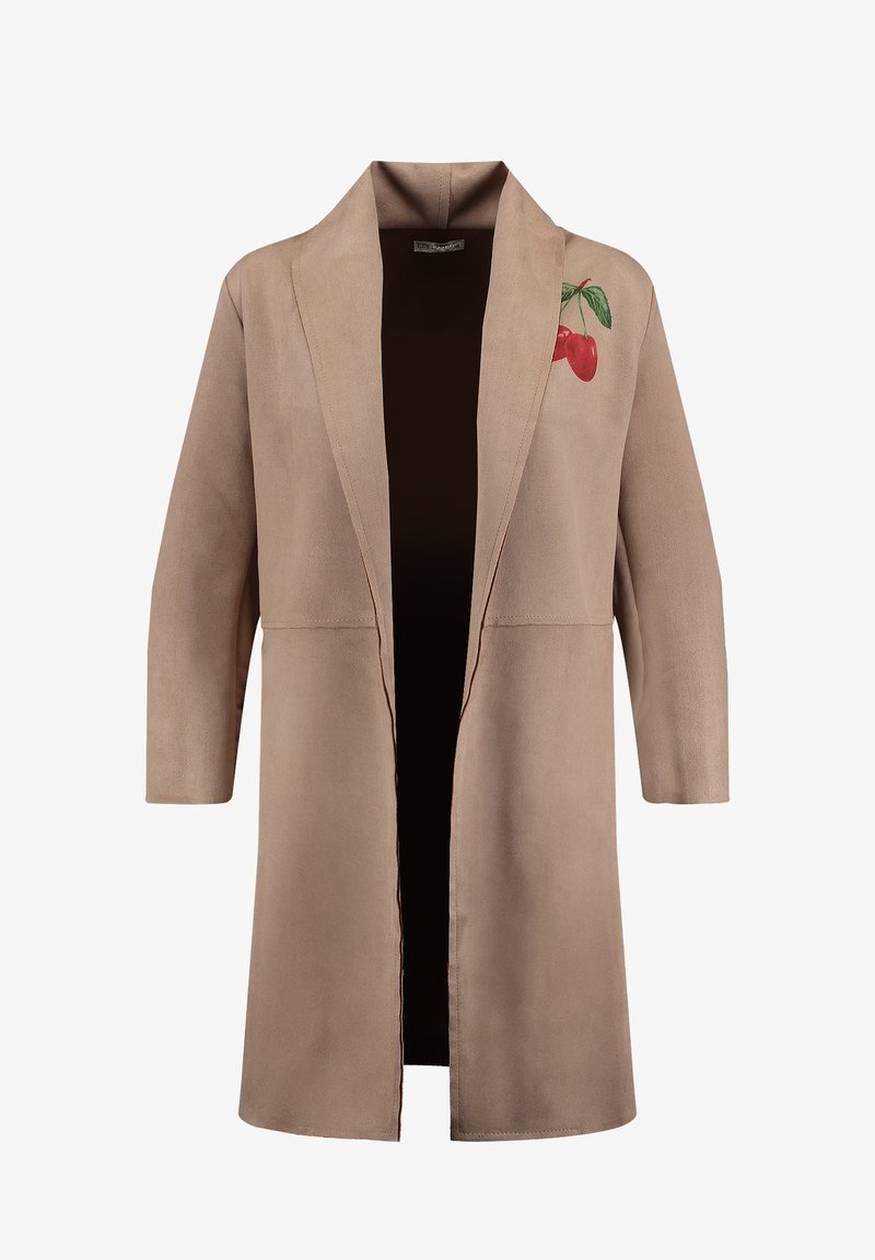 Beiger, langer Cardigan aus glattem Stoff, mit offenem Vorderteil, langen Ärmeln und roter Kirschstickerei auf der linken Schulter.