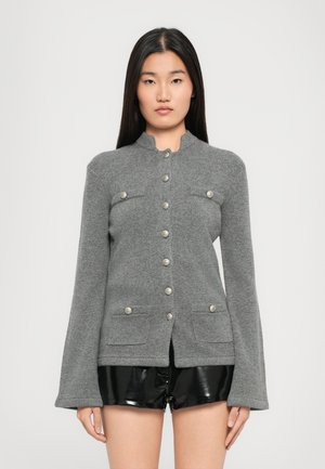Grau geknöpfter Cardigan mit hohem Kragen, zwei vorderen Taschen und silberfarbenen Knöpfen. Hergestellt aus strukturiertem Strickmaterial mit langen Ärmeln.