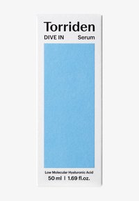 Torriden DIVE IN Serum emballagen har en hvid boks med et glat, lyseblåt rektangulært design. Teksten er tydeligt trykt i sort.