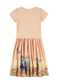 Vestido de manga corta en suave tela melocotón, con falda acampanada que presenta animales ilustrados en un entorno floral en el dobladillo.