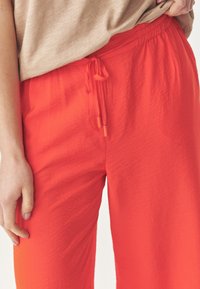 TATUUM NAMALIKO - Broek - orange