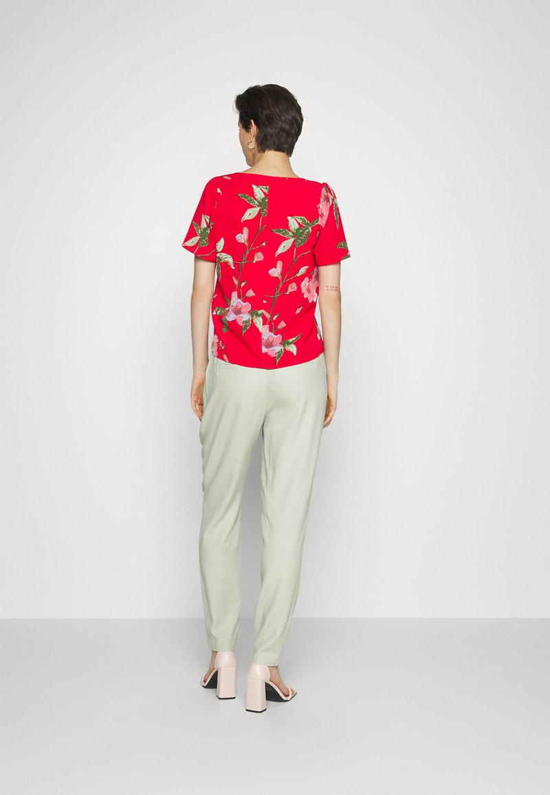 Damen Chinos | Vero Moda Tall VMJESMILO ANKLE PANTS Stoffhose desert sage/grün - YY88069 Damen Chinos | Vero Moda Tall VMJESMILO ANKLE PANTS Stoffhose desert sage/grün - YY88069