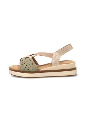 Sandalia beige y verde oliva con tira perforada en la puntera, hebilla dorada, plantilla acolchada, tira elástica trasera y suela gruesa blanca.