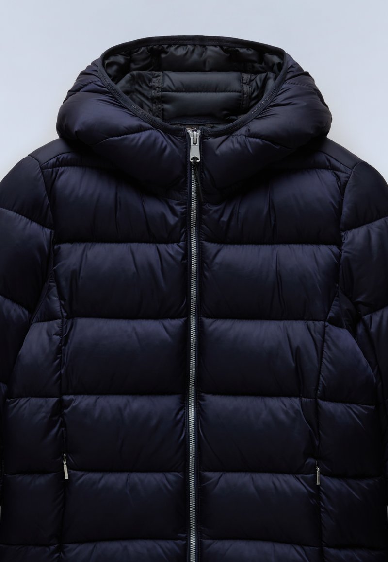 Doudoune bleu marine avec capuche amovible, présentant un design matelassé, une fermeture éclair argentée et des poches latérales. Texture lisse et brillante.