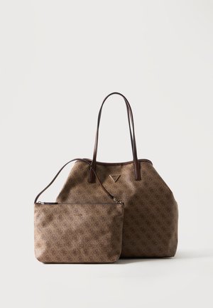 Deux sacs Guess marron à motifs, un grand fourre-tout avec de longues anses et un petit sac à main avec une courte bandoulière, présentés sur fond blanc.