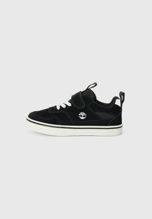 Adidași din suede negru pentru bebeluși, cu șireturi albe, bandă Velcro și un logo. Au o talpă albă din cauciuc și un design texturat.