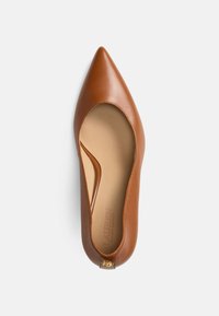 Hnědá kožená balerína s špičatou špičkou, hladkým povrchem, vyříznutými bočními částmi a zlatým detailem na patě. Interiér má béžovou podšívku.