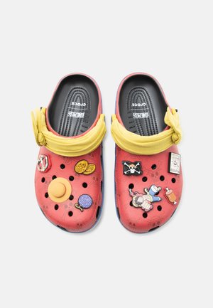 Crocs ONE PIECE LUFFY CLASSIC UNISEX - Šľapky - multi-coloured