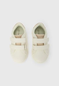 Par majhnih bež čevljev za malčke z dvema ježkama na belem ozadju, notranja številka 21.