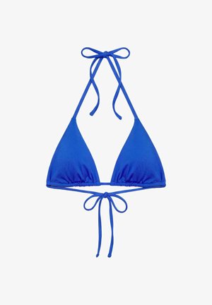 Blauwe driehoekige bikinitop met halternek en strikjes op de rug op een witte achtergrond.