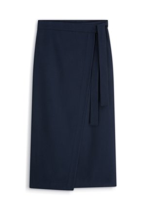 Granatowa spódnica o kroju kopertowym z paskiem. Gładki materiał, długość do kolan oraz prosta, dopasowana sylwetka bez wzorów i zdobień.