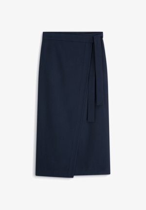 Granatowa spódnica o kroju kopertowym z paskiem. Gładki materiał, długość do kolan oraz prosta, dopasowana sylwetka bez wzorów i zdobień.