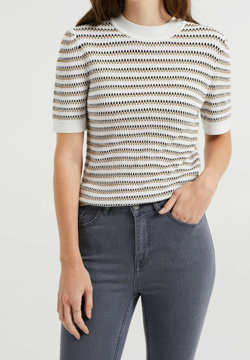 Suéter de punto con mangas cortas, que presenta un patrón de rayas texturadas en blanco, beige y negro. Cuello y puños acanalados.