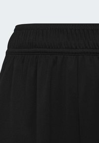 Schwarze Sportshorts mit einem strukturierten, elastischen Bund, glatter Stoffoberfläche und plissierter Gestaltung.