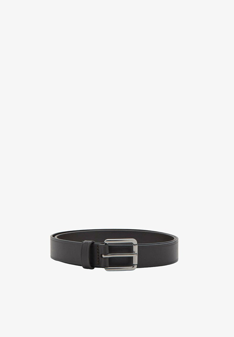 Ceinture en cuir noir avec une boucle métallique rectangulaire argentée, enroulée en cercle sur un fond blanc.