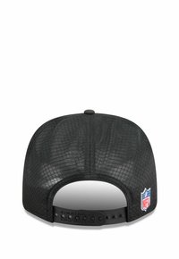 Casquette noire avec un dos en mesh, ornée d'un logo en relief sur la sangle et d'un petit patch de logo NFL. Texture lisse et visière courbée.
