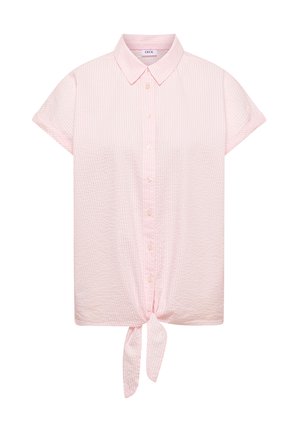 Camisa de manga corta color rosa claro, con botones, cuello, rayas verticales sutiles, tela texturizada y nudo frontal en el dobladillo.