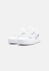 Λευκά αθλητικά παπούτσια με υφή στη λαστιχένια σόλα, λεπτομέρειες από δίχτυ και εμφανές λογότυπο στο πλάι. Ελαφρύς σχεδιασμός με ασφαλές σύστημα δέσιμου.