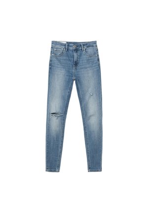 Jasnoniebieskie dżinsy z denimu widziane od tyłu z dwiema tylnymi kieszeniami, szlufkami na pasek i białą metką na pasku na jednolitym tle.