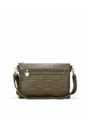Bolso bandolera sintético de color verde oliva con patrón geométrico en relieve, herrajes dorados, cierre con cremallera y correa ajustable.