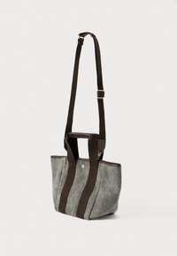 Szürke szövet bevásárlótáska barna textil fogantyúkkal és bőrkiegészítőkkel. Formázott kialakítású, két fogantyúval és állítható keresztpánttal.